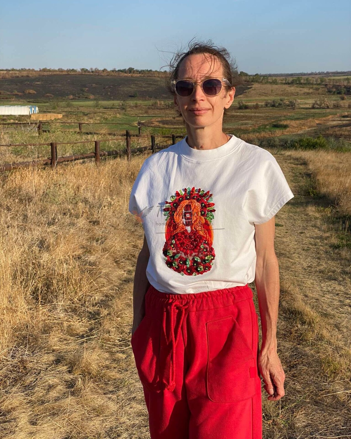 Принт берегині в маках
